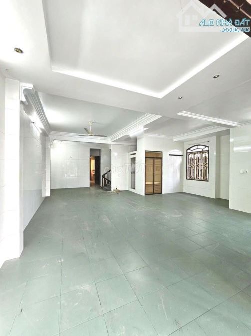 nhà rộng 550m2 , khu tân tạo KD đa lĩnh vực giá 35tr/tháng