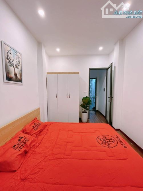 TÔI BÁN NHÀ PHỐ HÀO NAM 18M, NGÕ RỘNG THOÁNG , BA GÁC VÀO TẬN CỬA GIÁ CHỈ 3TỶ9