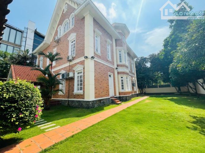 Bán nhà ngay mặt tiền đường số Trần Não, phường Bình An, Quận 2, DT: 300m2(10x30m) 45 tỷ