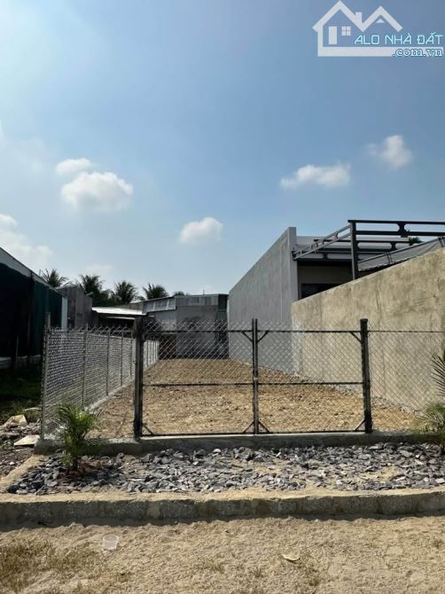 Bà Lan e chú Bê cha của anh Út nhờ bán nhanh dùm lô đất full thổ cư giá 700tr.