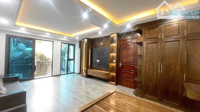 BÁN NHÀ CÙ CHÍNH LAN – PHÂN LÔ – Ô TÔ – THANG MÁY – KD TỐT