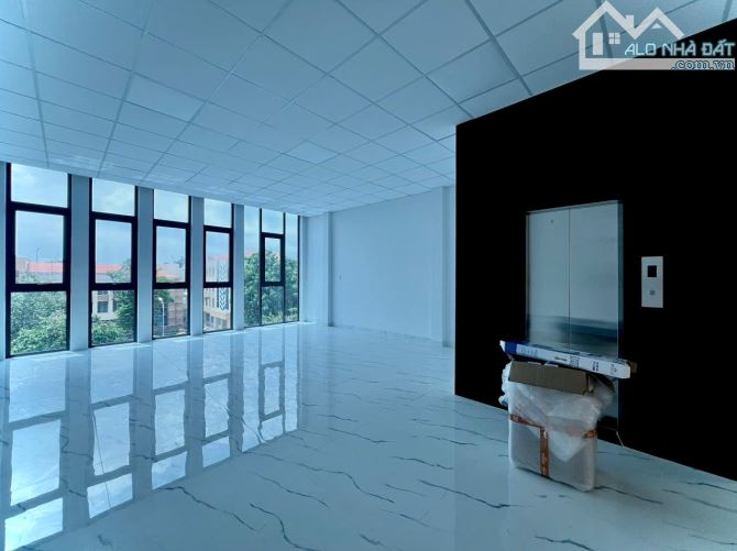 Giá thuê 80tr/ tháng. Cho thuê toà nhà mặt tiền đồng Khởi gần bv Đồng Nai. DT 400m.