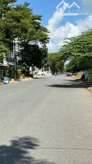 Nhà xe hơi đỗ cửa, 4 tầng đường Lâm Văn Bền - Nhỉnh 10 tỷ