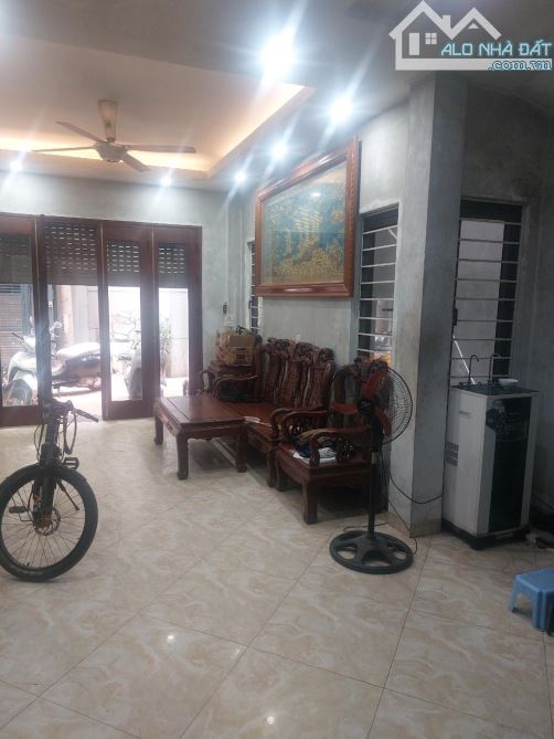 chủ cần bán nhà phố Ngọc Thụy, Long Biên 52m, 5 tầng, mặt tiền 4m, giá 7.2 tỷ.