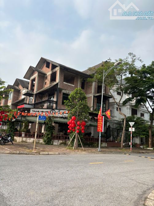 Biệt thự đơn lập KĐT VIỆT HƯNG - 235m 4tầng thô - mặt tiền 13m -  chào hơn 51tỷ
