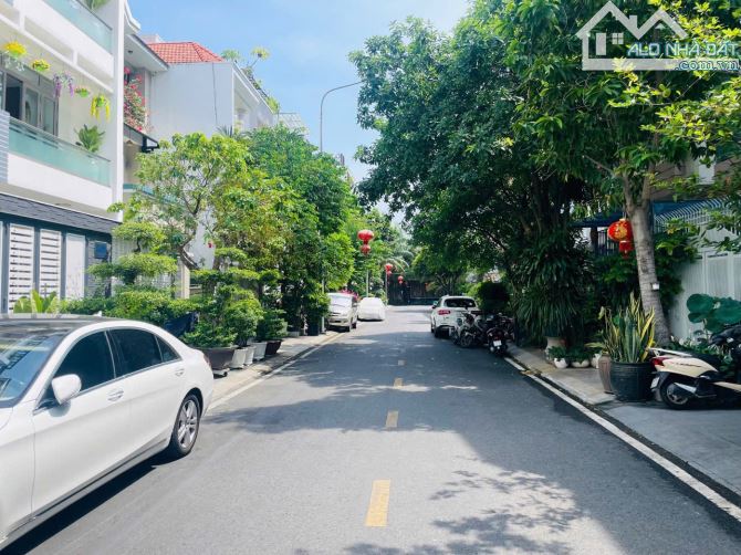Bán nhà biệt thự Nam Kỳ Khởi Nghĩa. Q3. DT: 8*15m. KC: 3 tầng. 37 tỷ TL - 1