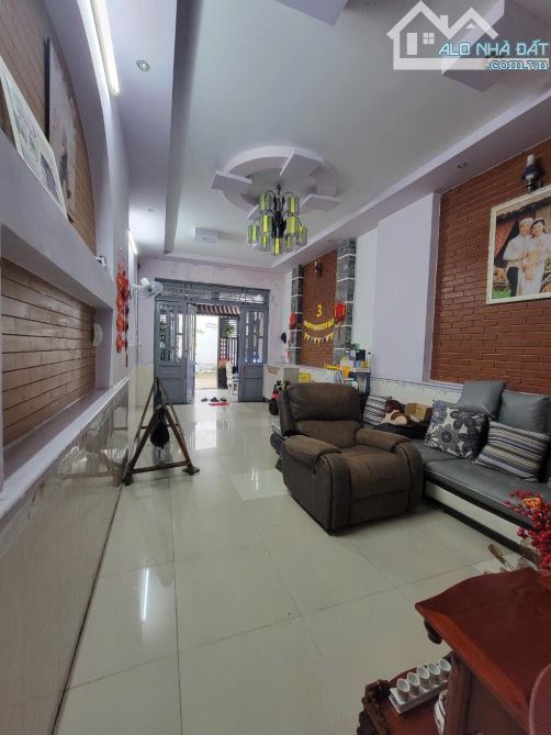 BÁN NHÀ 2 TẦNG SÁT MT LÊ VĂN KHƯƠNG QUẬN 12- DT 65m2 (3,7x18) 3PN- chỉ 4,39tỷ - 2