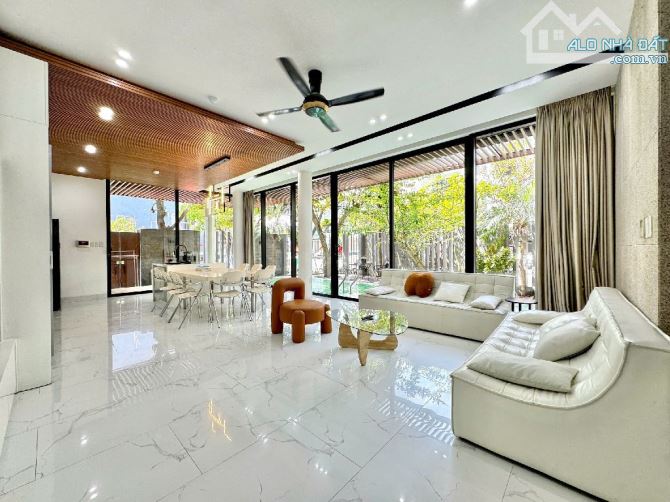Bán Villas lô góc 2 mặt tiền Trung tâm Hải Châu, Đà Nẵng - 4 tầng, có hồ bơi - Giá 25,3 tỷ - 2