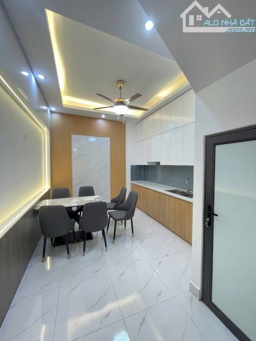 Cần bán nhà phố Đê la Thành 43m2 4 tầng mặt tiền 5 m 8,5 tỷ