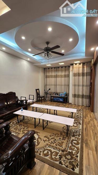 Hoàng Ngân - 75m2,4 tầng,MT 4m, 24.5 tỷ - Sát mặt phố, ngõ thông oto 7 chỗ - 2