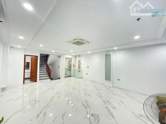 Bán nhà mặt phố Đại La căn góc 2 mặt tiền 1 mặt phố 1 mặt ngõ vỉ hè 2 bên vị trí đắc địa D