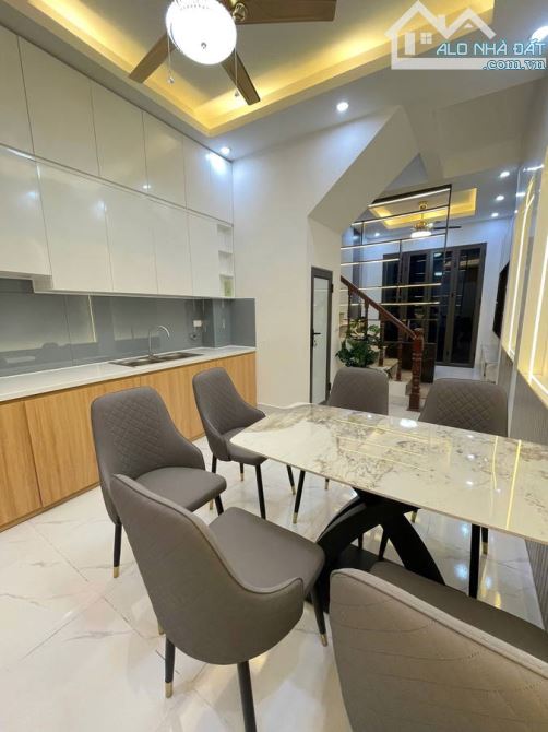 Cần bán nhà phố Đê la Thành 43m2 4 tầng mặt tiền 5 m 8,5 tỷ