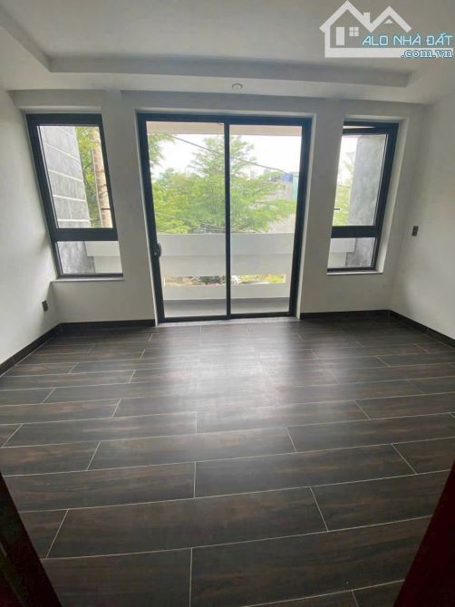 Bán Nhà 4 Tầng Sân Thượng ,DT 82m2, - Mặt Tiền Đường 8M,800m ra 3 trường Đại Học, GSmetro. - 8
