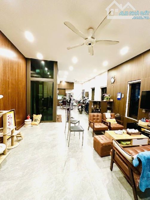 Chính chủ gửi bán nhà đẹp 6 tầng thang máy, lô góc ô tô đỗ cửa, gần Phố Hoàng Quốc Việt