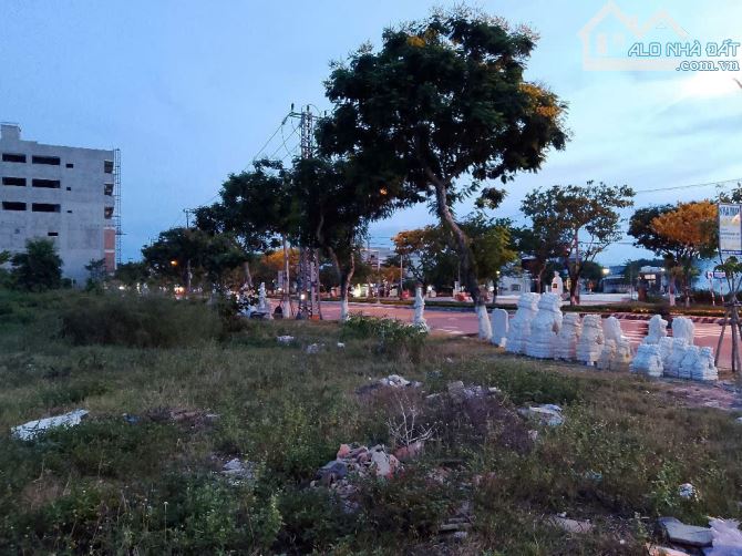 Bán lô đất 2400m2ngang 50m đường Trần Đại Nghĩa Ngũ Hành Sơn gần FPT