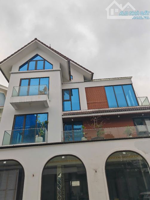 Bán biệt thự đường Phạm Văn Đồng, 205m2, mt 12m, kinh doanh, nhỉnh 50tỷ.