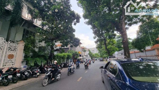 Bán nhà Góc 3MT đường Tú Xương, Phường 6, Quận 3; Dt 12x18m, CN:229.5m2, Giá 210 tỷ TL