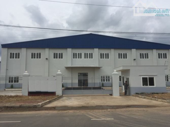 Cho thuê kho xưởng 5.200m2 GIÁ RẺ mặt tiền Phan Văn Hớn, Xuân Thới Sơn , Hóc Môn.