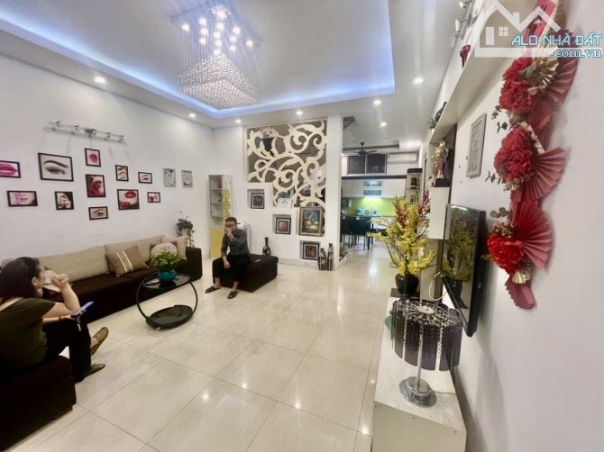 Bán Gấp Nhà Nguyễn Văn Cừ Siêu Hiếm 65m2-Mt 5m-hơn 11 tỷ-DÂN XÂY-FULL NỘI THẤT-NGÕ THÔNG