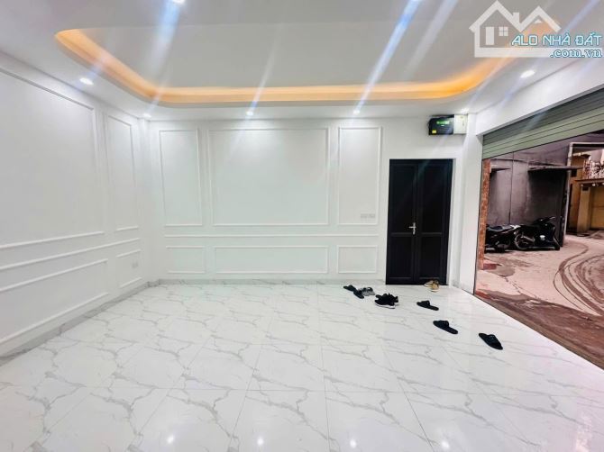 Nhà đẹp 6 tầng, 7 ngủ, lô góc, oto vào nhà, sổ vuông, vị trí vô cùng đắc địa