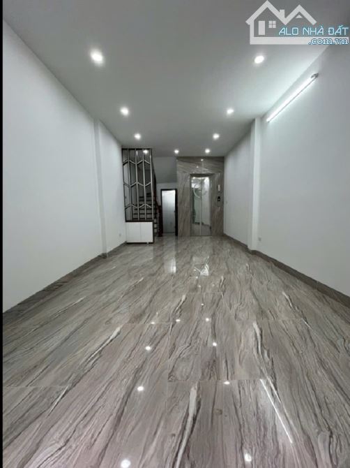 8.5 Tỷ/ 6 tầng thang máy/ 3.6 M tiền/ 1 nhà ra phố thạch Bàn