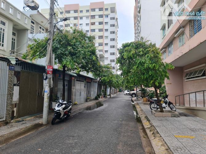 Bán nhà đường Vỉa Hè 11m , Phường Thắng Nhất TP Vung Tàu , 1 trệt 1 lầu giá 5.4 tỷ DT 70m2