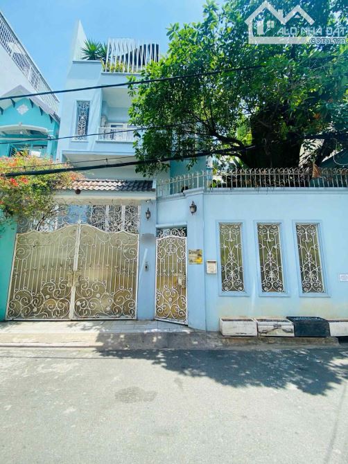 Biệt thự trung tâm quận Phú Nhuận, ngang lớn 9,6m diện tích 188m2 ga ra xe sân vườn đẹp