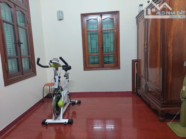 Bán nhà Hoàng Quốc Việt, Cầu Giấy. 56m², lô góc, ô tô vào nhà, 5 tầng, giá 27.8 tỷ, sổ đẹp