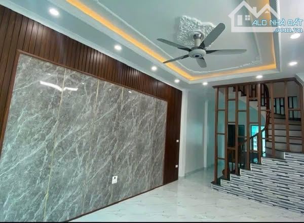 Ngã 3 Đông Mỹ, Thanh Trì. DT: 47m, nhà 4 tầng, 4 ngủ, giá:5.5 tỷ, gần Tái Định Cư Đông Mỹ