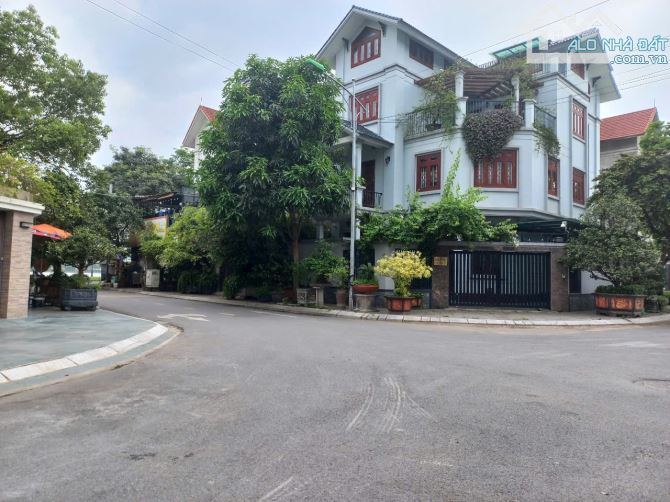 Cần bán biệt thự Khu đô thị chức năng Tây Mỗ. 368m2.  Nhà 4 tầng. Nội thất sang trọng..