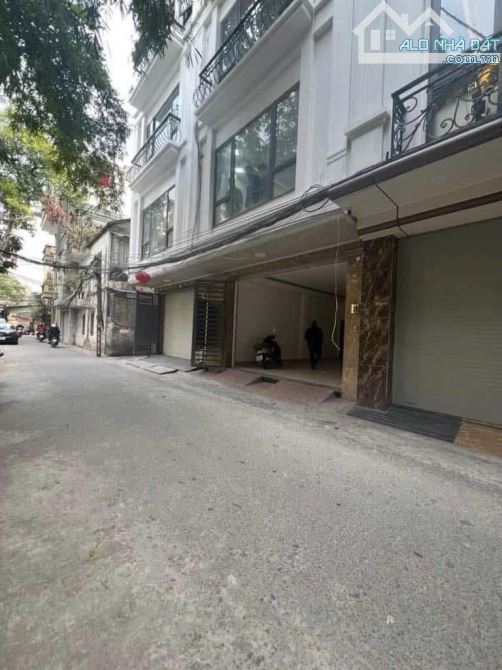 Bán nhà phố Chùa Láng, Đống Đa, ngõ thông, phân lô, trước nhà 2 ô tô tránh nhau. Giá 18 tỷ