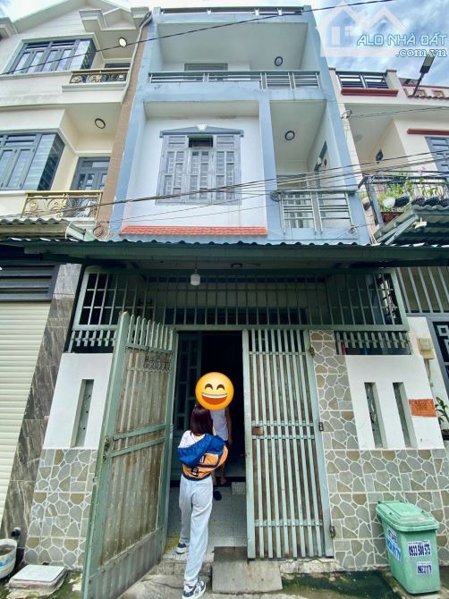 NHÀ 3 TẦNG CÒN MỚI VÀO Ở NGAY, 58M2, HXH, GẦN BÊN BỆNH VIỆN QUẬN 12 , CHỈ 4.45 TỶ TL