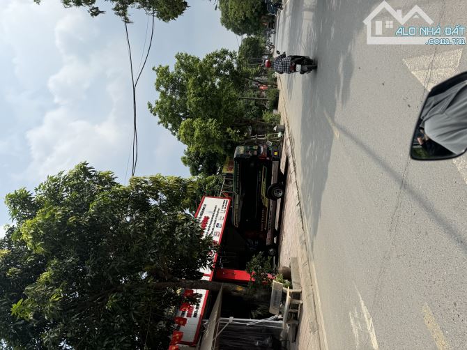 THẠCH CẦU NHÀ CẤP DT 100m, MT 10m, Lô góc ngõ 2m 10m ra oto tải .Giá 5,3ty.