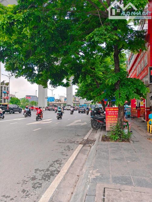 Mặt Phố Đại La, kdoanh sầm uất, phố chính vỉa hè rộng, sổ 78m2 x mtiền 5.2m. Giá 31.9 tỷ