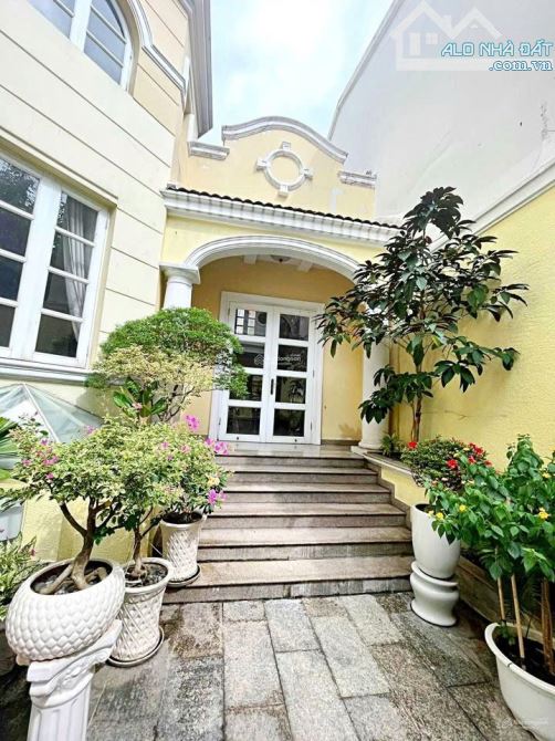 BIỆT THỰ CỔ - PHÙNG KHẮC KHOAN, QUẬN 1 - 12M X 24M - 1 HẦM 3 TẦNG - CÓ HỒ BƠI - 1