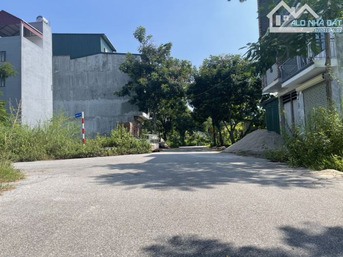 Bán 113m đất tái định cư Trâu Quỳ, đối diện shophouse Metropolitan, sau nhà có khe thoáng - 1