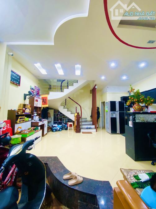 Bán nhà 4 tầng Ngô Gia Tự DT:46m2 . Ngõ thông , Ô tô đỗ , Đầu tư . Giá :7,5 tỷ - 1