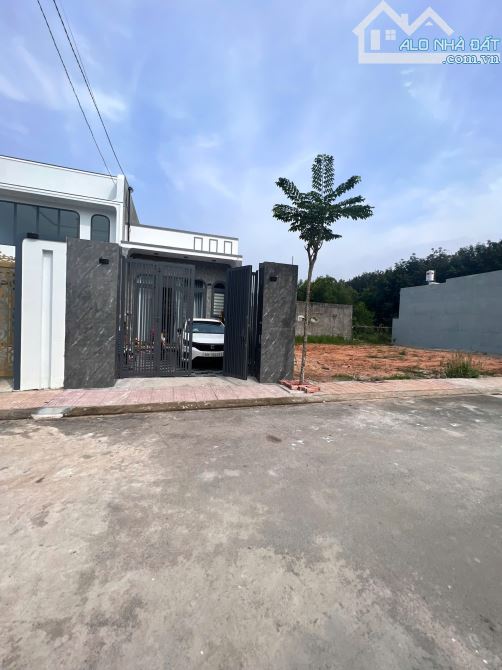 Bán lô đất 119.7m2 thổ cư 100%. sổ riêng. đường 10m, nở hậu. KDC đông đúc. Quảng Tiến - 1