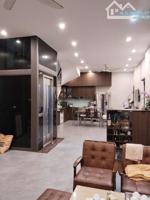 Chính chủ gửi bán nhà đẹp 6 tầng thang máy, lô góc ô tô đỗ cửa, gần Phố Hoàng Quốc Việt - 2