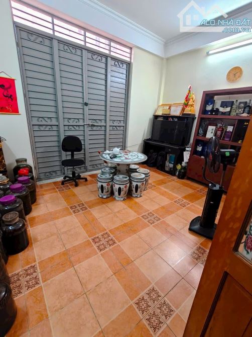 Mặt Phố Đại La, kdoanh sầm uất, phố chính vỉa hè rộng, sổ 78m2 x mtiền 5.2m. Giá 31.9 tỷ