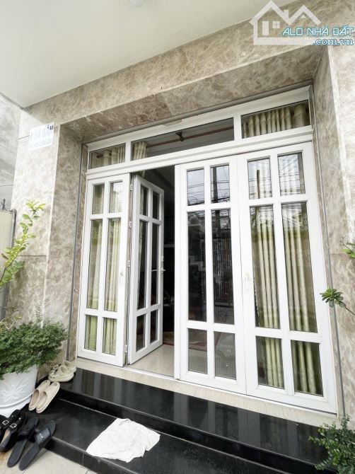 Chỉ 3,7 tỷ Bán Nhà 1 trệt 2 lầu ngay đường Cách Mạng Tháng 8 Chợ BH P Quang Vinh - 2