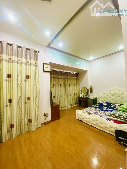 Bán nhà 4 tầng Ngô Gia Tự DT:46m2 . Ngõ thông , Ô tô đỗ , Đầu tư . Giá :7,5 tỷ - 2