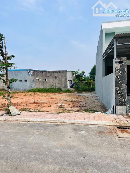 Bán lô đất 119.7m2 thổ cư 100%. sổ riêng. đường 10m, nở hậu. KDC đông đúc. Quảng Tiến - 2