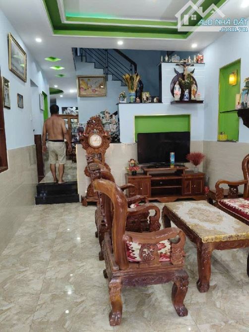 Bán Nhà 4 tầng  đường THẠNH LỘC 16, phường THẠNH LỘC Q12,dt115m²(7x16,5). Hẻm 8m - 2
