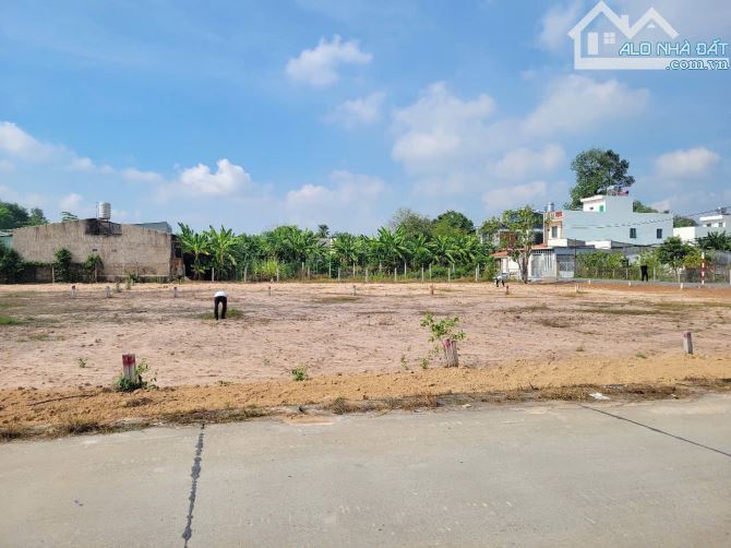 Bán đất mặt tiền thị trấn Củ Chi- SHR - DT 200m full thổ - Giá 2,4tỷ - 3