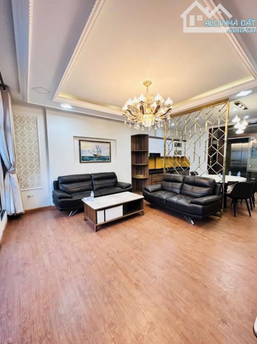Bán nhà phố Chùa Láng, Đống Đa, ngõ thông, phân lô, trước nhà 2 ô tô tránh nhau. Giá 18 tỷ - 3