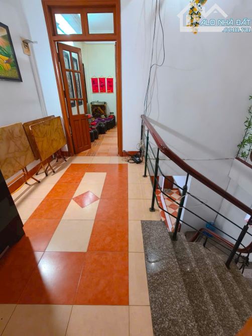 Mặt Phố Đại La, kdoanh sầm uất, phố chính vỉa hè rộng, sổ 78m2 x mtiền 5.2m. Giá 31.9 tỷ