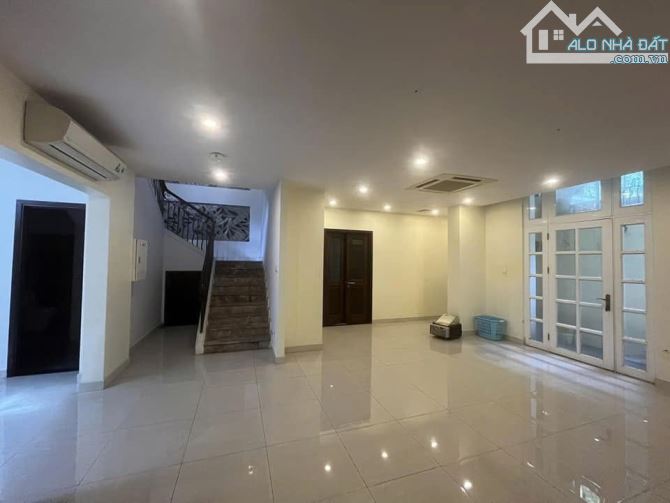 BIỆT THỰ CỔ - PHÙNG KHẮC KHOAN, QUẬN 1 - 12M X 24M - 1 HẦM 3 TẦNG - CÓ HỒ BƠI - 6