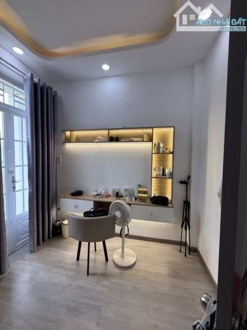 BÁN NHÀ ĐẸP - 4 TẦNG 4PN- PHƯỜNG PHÚ THUẬN Q7 - 4.5x8 - HẺM 3M - NHỈNH 4T - 6