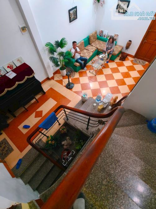 Mặt Phố Đại La, kdoanh sầm uất, phố chính vỉa hè rộng, sổ 78m2 x mtiền 5.2m. Giá 31.9 tỷ